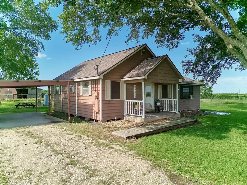 27924 County Road 21, Damon, TX 77430