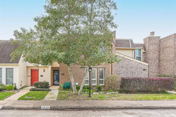 5229 Woodlawn PL, Bellaire, TX 77401