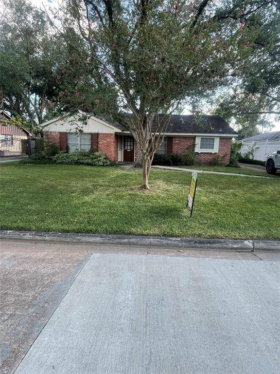 8619 Cedarbrake DR, Spring Valley Village, TX 77055