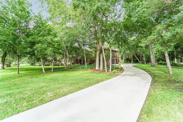 2002 Pine DR, Friendswood, TX 77546