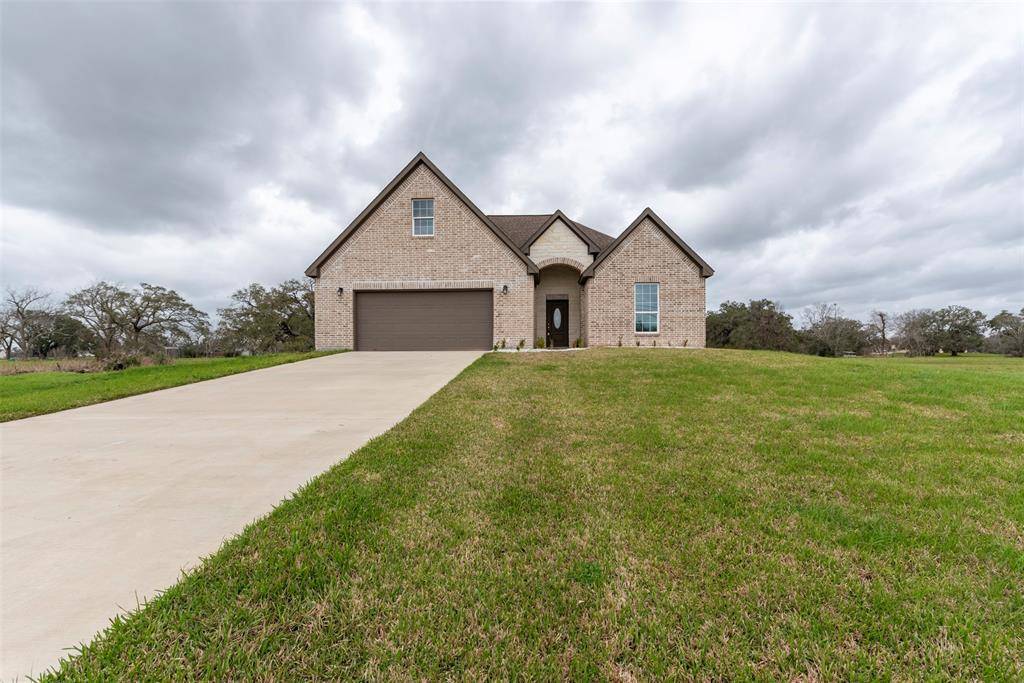 632 Mill RD, Angleton, TX 77515