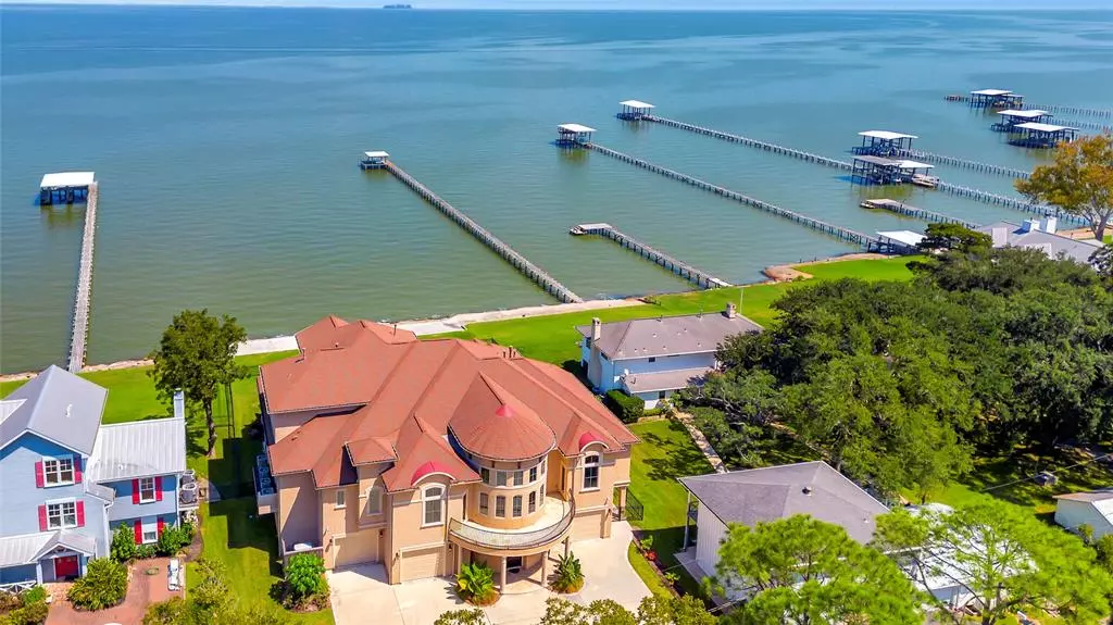 2611 Bayshore DR, Bacliff, TX 77518