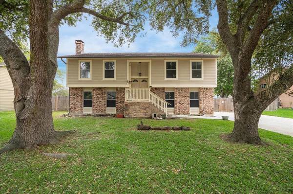 305 Gleneagles DR, Friendswood, TX 77546