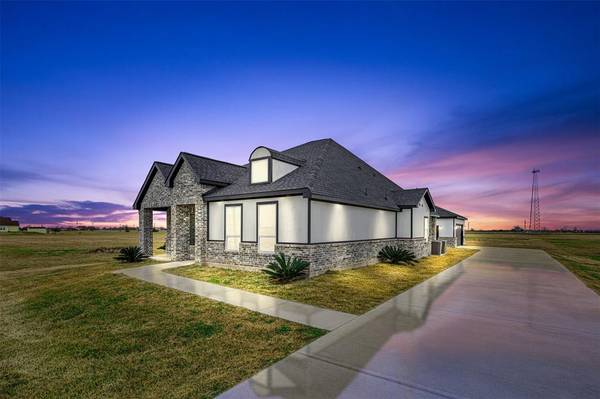 395 Brahman TRL, Angleton, TX 77515