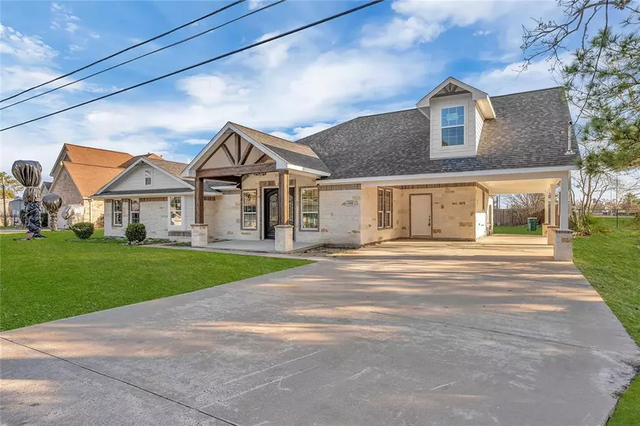 402 Bayou BND, Baytown, TX 77521