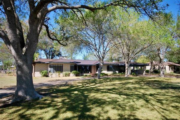 520 S Lavaca, Moulton, TX 77975