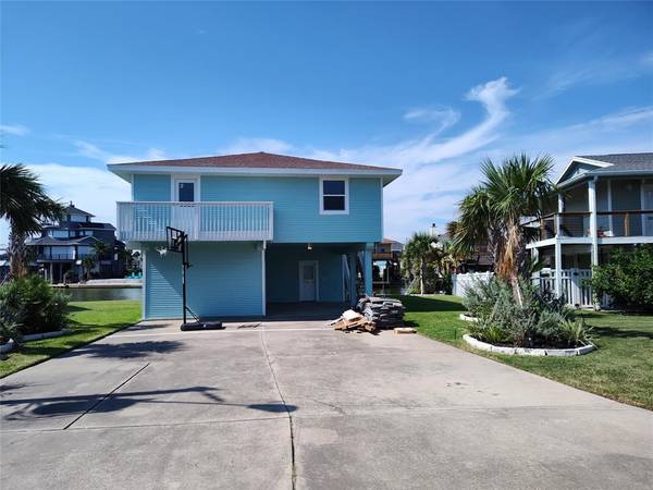 1322 Oahu DR, Tiki Island, TX 77554