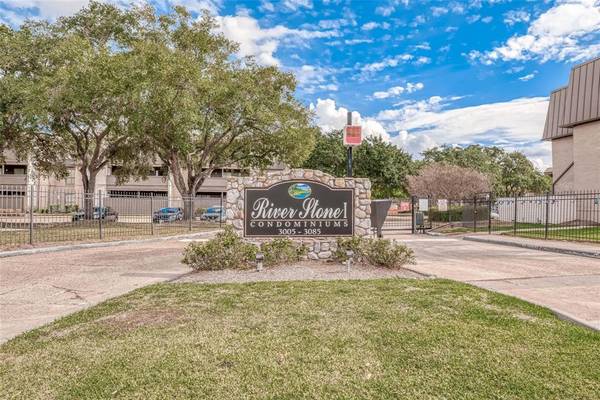 3075 Walnut Bend LN #23, Houston, TX 77042