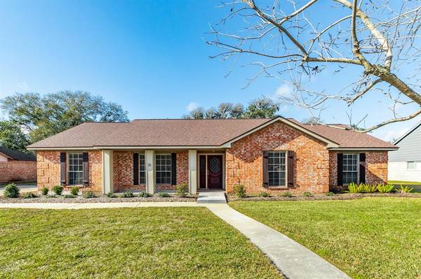 129 Catalpa ST, Lake Jackson, TX 77566