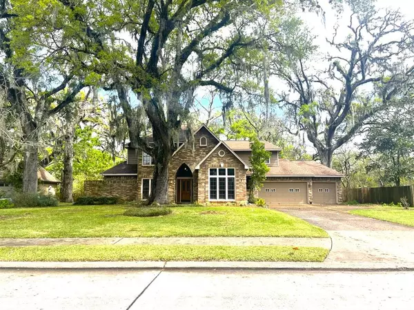 212 Live Oak LN, Lake Jackson, TX 77566