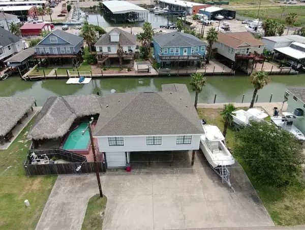 30 Tarpon LN, Freeport, TX 77541