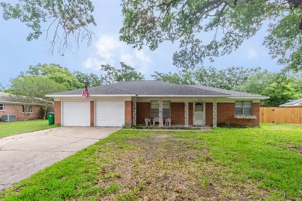 1426 Lawn DR, Angleton, TX 77515