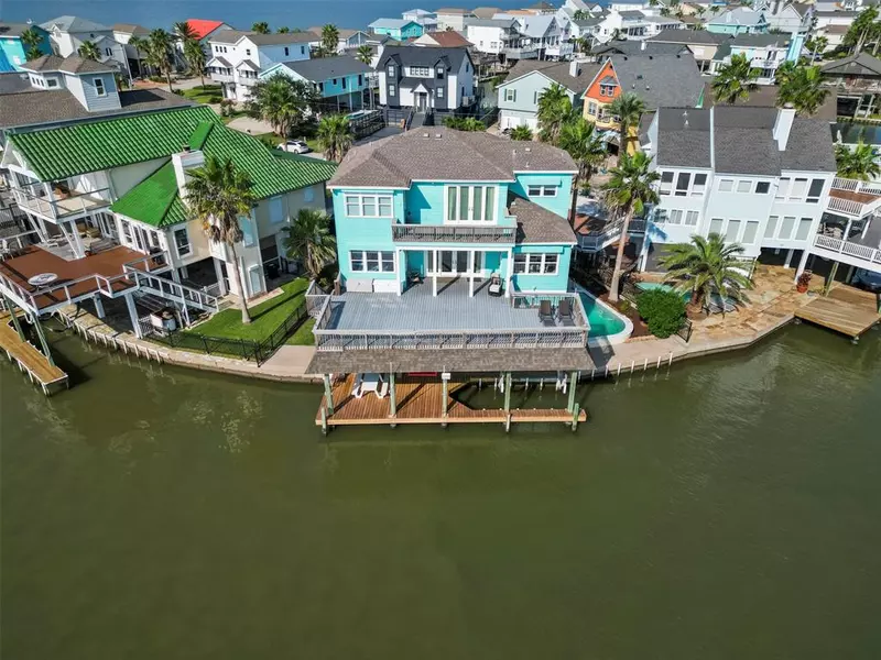 103 Isles End RD, Tiki Island, TX 77554