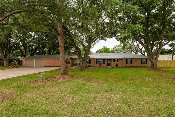 150 County Road 146, Alvin, TX 77511