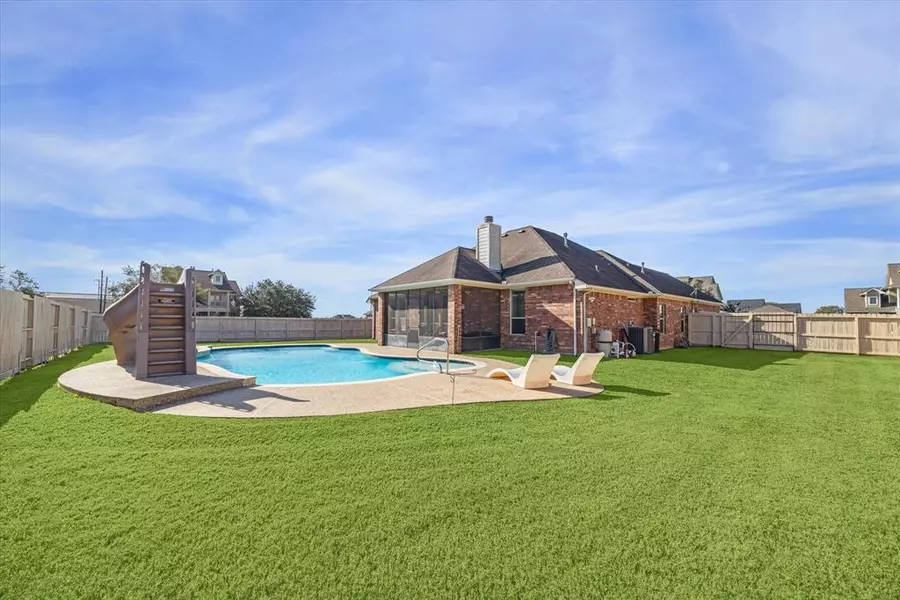 9735 Inwood CIR, Mont Belvieu, TX 77523