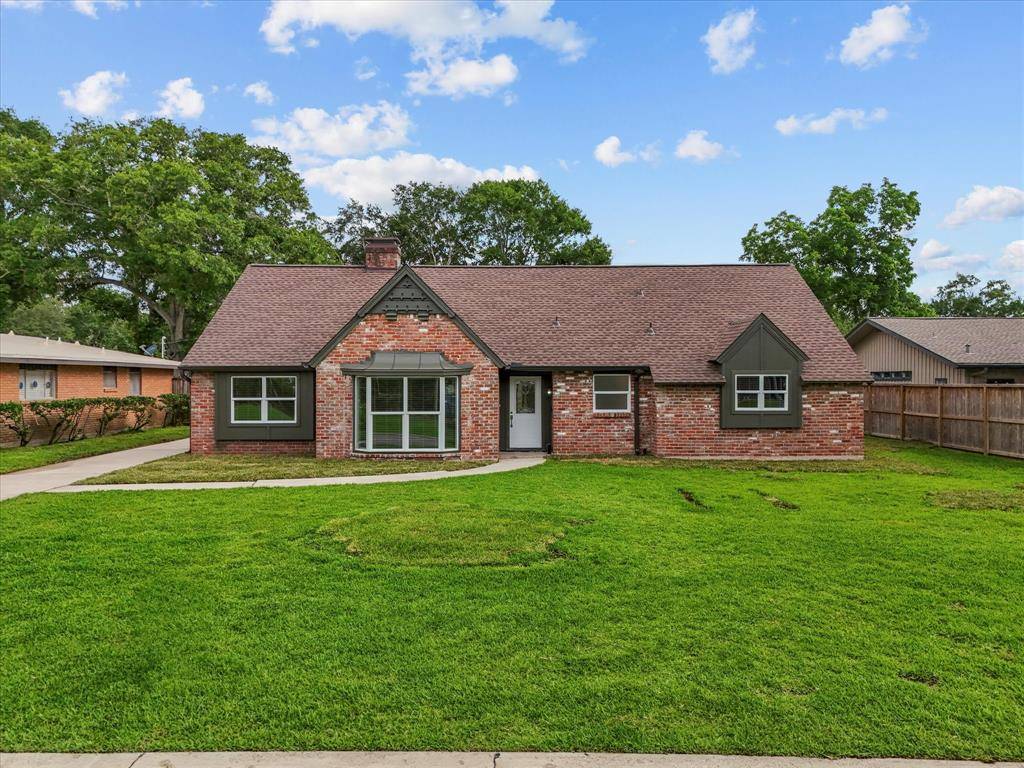 110 Harborcrest DR, Taylor Lake Village, TX 77586
