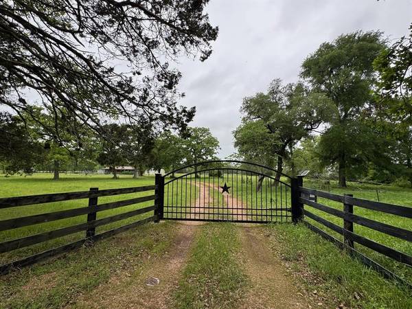 222 Zapalac RD, La Grange, TX 78945