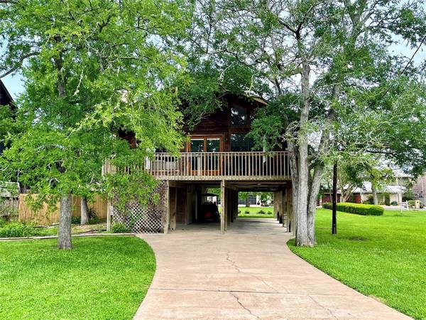 227 E Shore DR, Clear Lake Shores, TX 77565