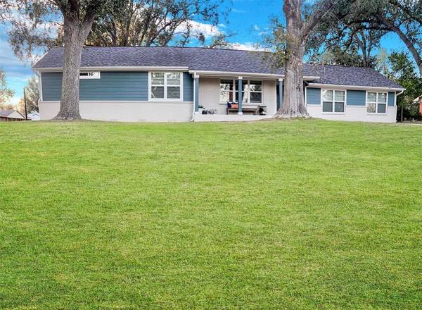 1040 S Oak ST,  Bellville,  TX 77418