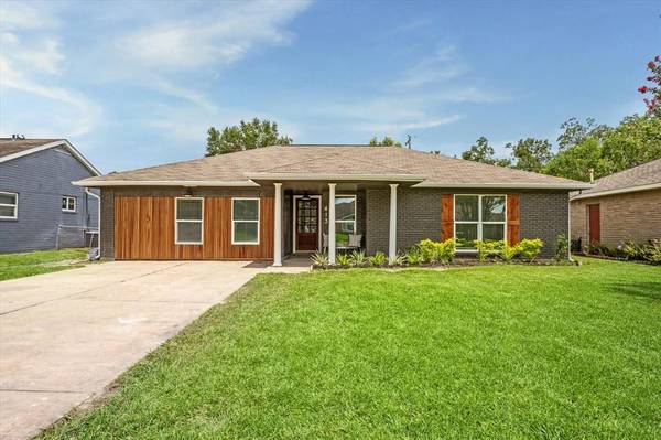 413 Bellmar LN, Friendswood, TX 77546