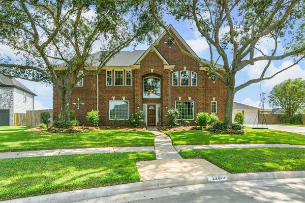 2010 Pebble LN, Friendswood, TX 77546