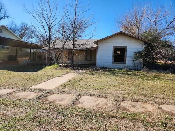 303 N 5th AVE, Munday, TX 76371