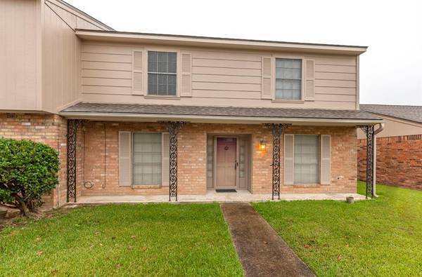 483 Yorktown Ln, Beaumont, TX 77707