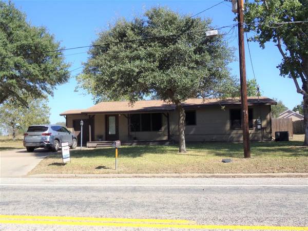 1004 N Center ST, Weimar, TX 78962