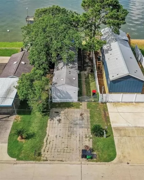 2742 Bay Oaks Harbor DR, Baytown, TX 77523