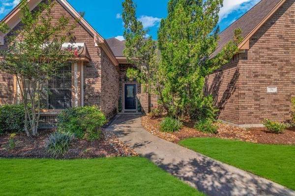 54 Lavender CT, Lake Jackson, TX 77566