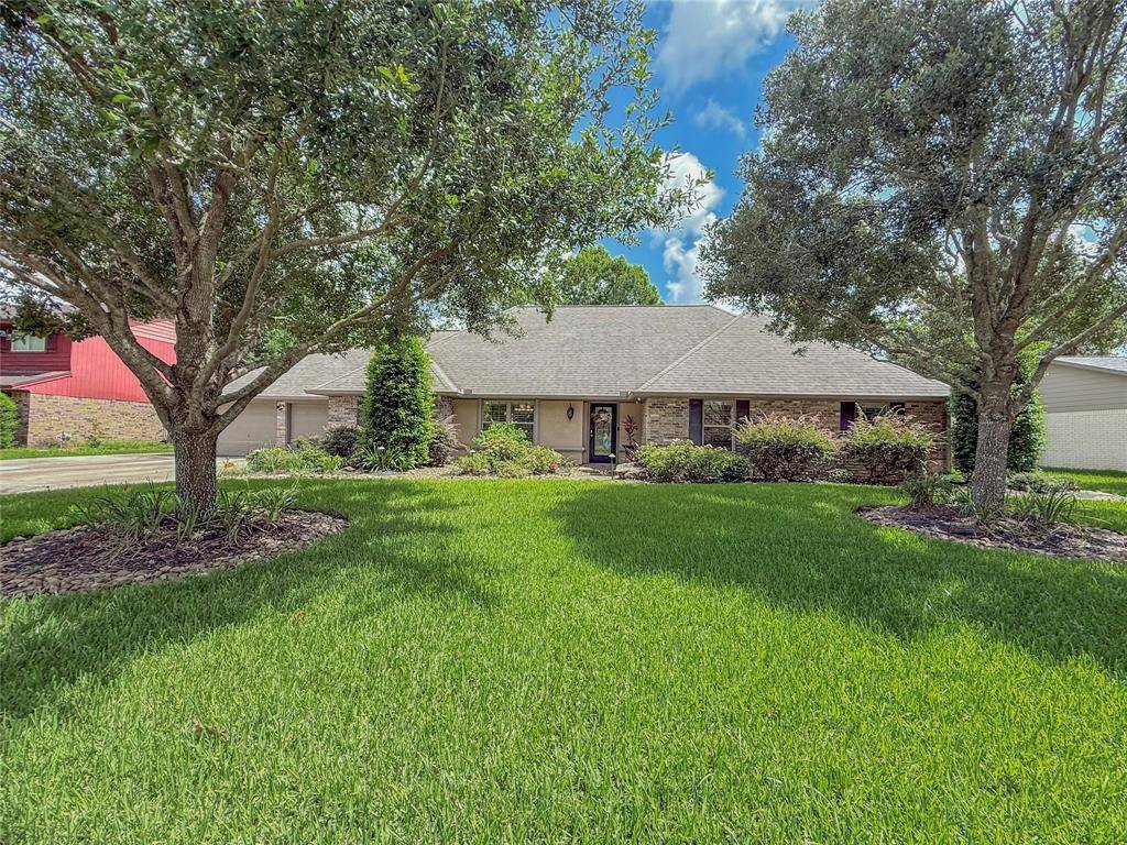 116 Cardinal ST, Lake Jackson, TX 77566