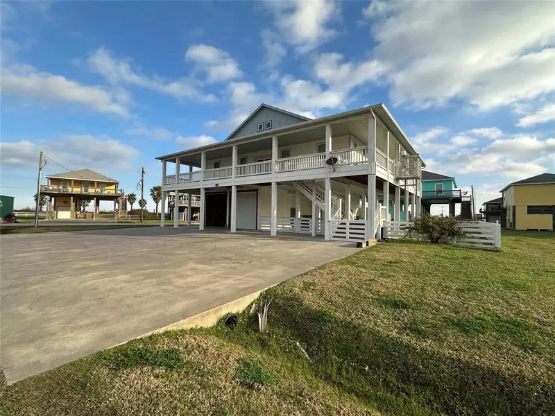 968 Seagull LN, Crystal Beach, TX 77650