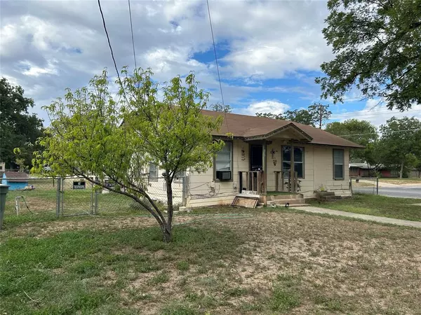 Uvalde, TX 78801,732 E Mesquite ST