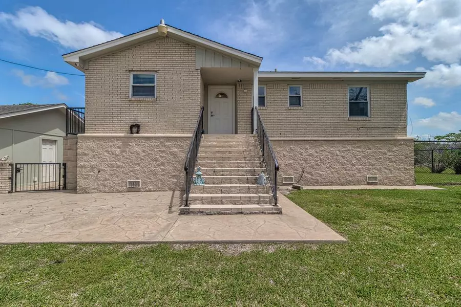 533 6th ST, San Leon, TX 77539