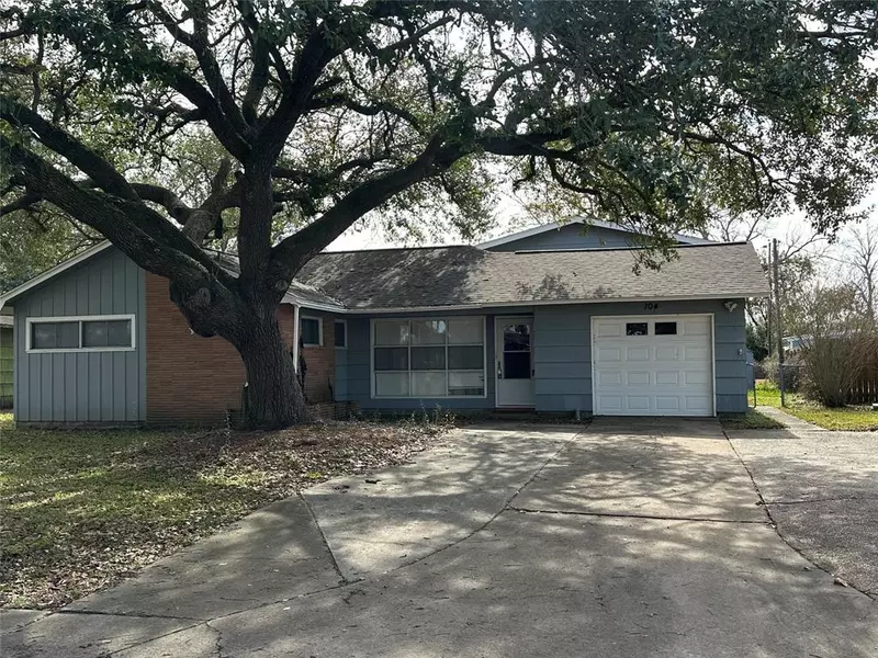 104 Palm LN, Lake Jackson, TX 77566