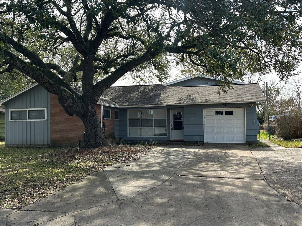 104 Palm LN,  Lake Jackson,  TX 77566