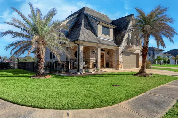 308 Twin Timbers LN, Kemah, TX 77565