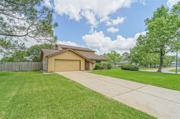 211 Inwood DR, Friendswood, TX 77546