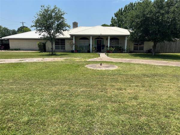 307 W Main ST, Eagle Lake, TX 77434