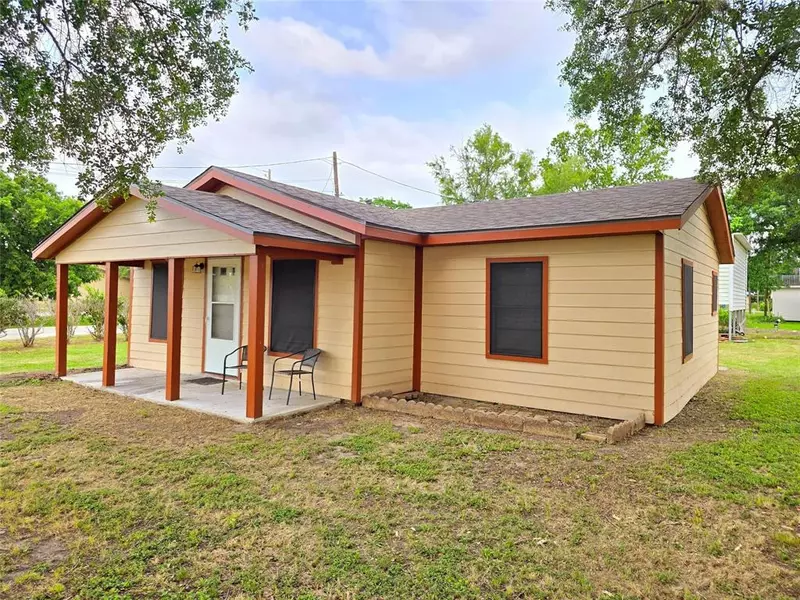 402 Avenue G E, Van Vleck, TX 77482