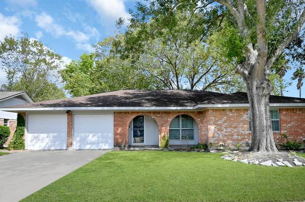 1903 Lazy Creek LN, Pearland, TX 77581