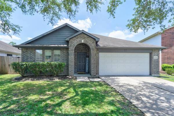 2879 Pointe DR, Dickinson, TX 77539