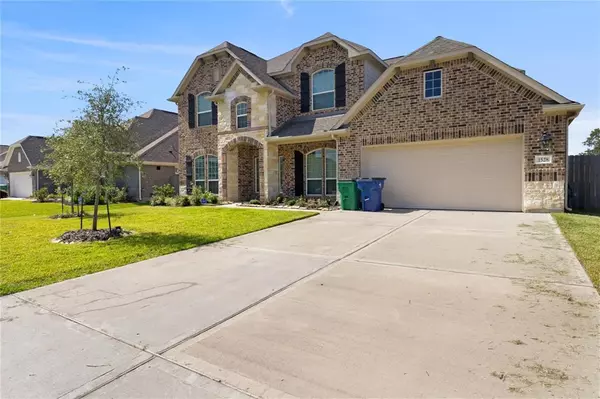 1528 N Blue Bonnet LN, Angleton, TX 77515