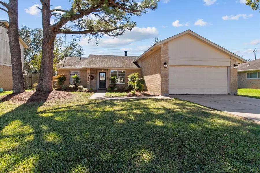 4051 Woodhollow LN, Pasadena, TX 77504