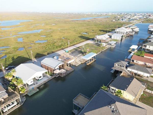 1173 N Stingaree DR, Crystal Beach, TX 77650