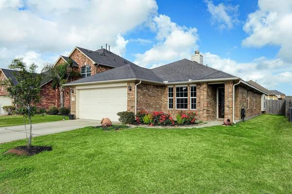 5023 Bay LN, Bacliff, TX 77518