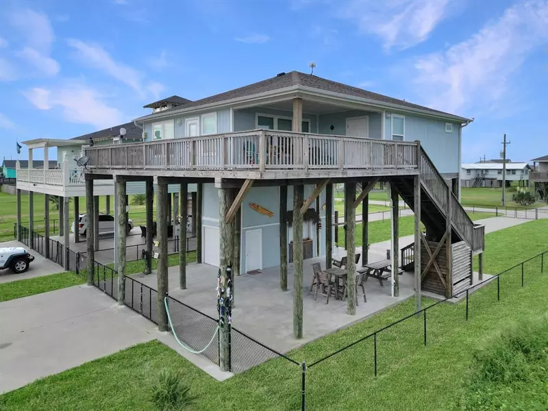 955 Townsend DR, Crystal Beach, TX 77650