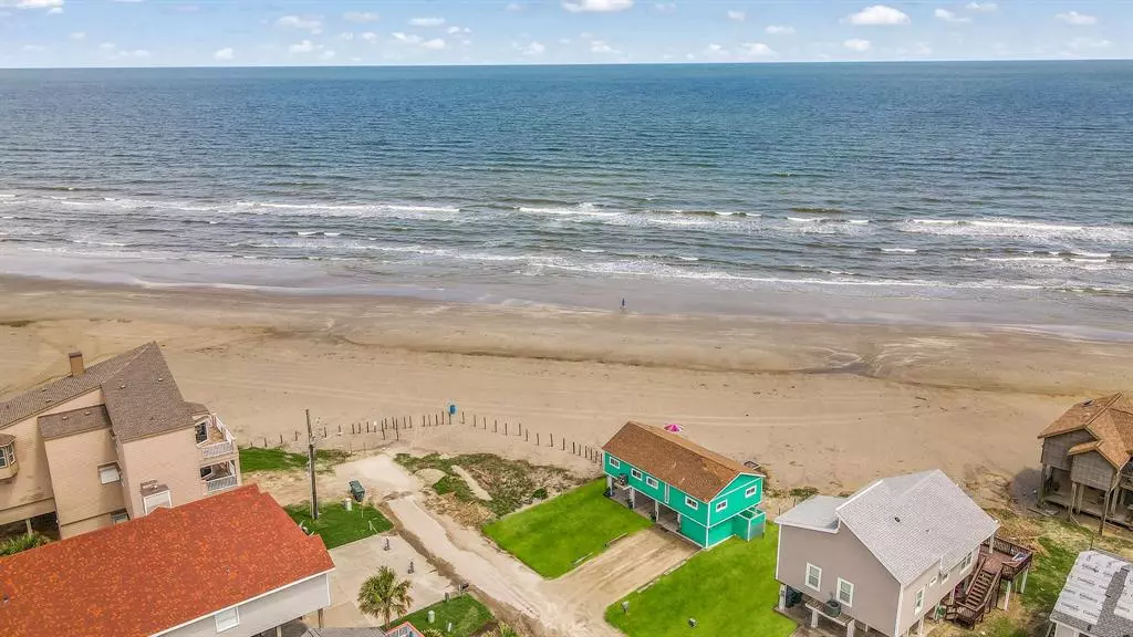 12431 E Ventura DR, Galveston, TX 77554