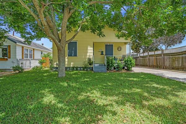 5208 Avenue S 1/2,  Galveston,  TX 77551