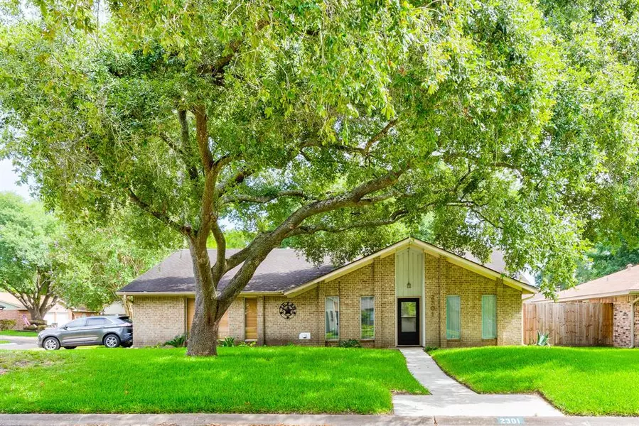 2301 Cambridge CT N, League City, TX 77573